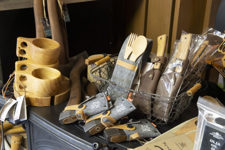 ストーブで使える調理器具や掃除道具、薪を割るための斧、天然の木で作られた家具、雑貨、BugArtシリーズ（猫シリーズ）の販売もしております。
